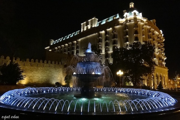 http://expatedna.com/wp-content/uploads/2012/11/Baku-fountains-at-night.jpg